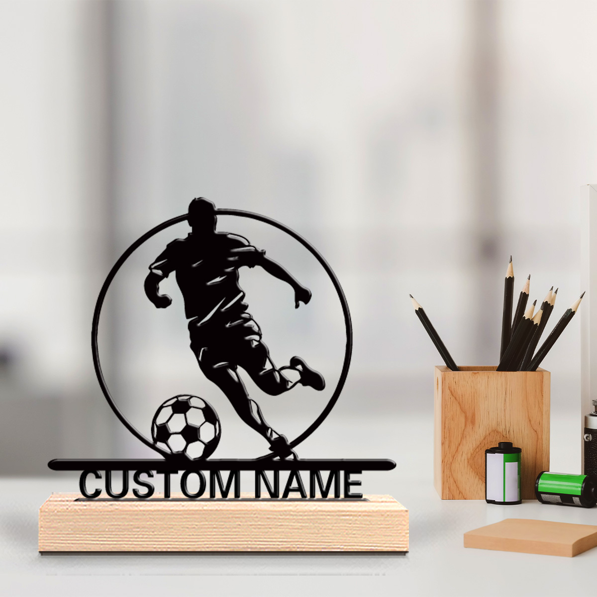 Home Office Setup - Metalowa statuetka piłkarza z imieniem, drewniana